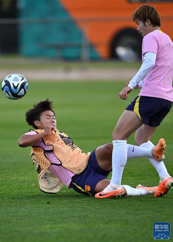 足球丨中国女足在球队大本营进行首次训练