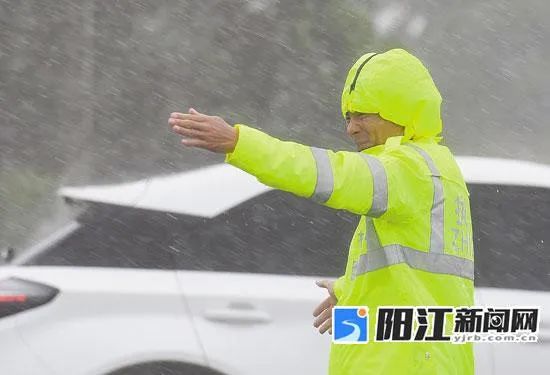 倾力守护！“泰利”来袭，他们不惧风雨逆风而行