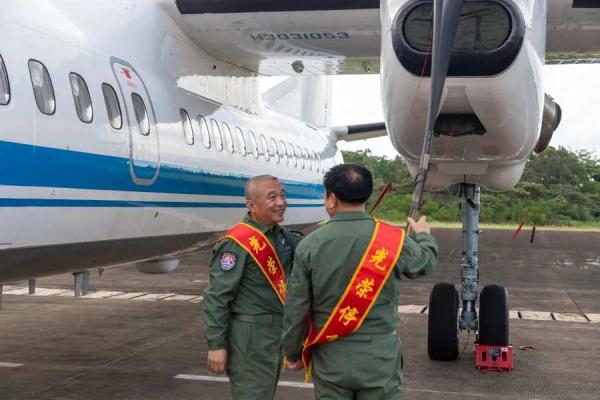 37年“老飞”光荣停飞，安全飞行10000余架次！