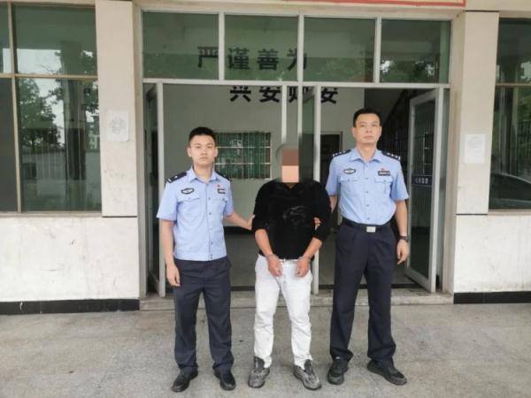 “看到街上警察来来回回，我心里好慌！”