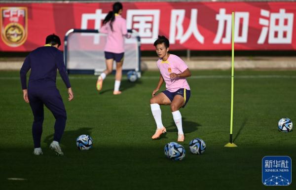足球丨中国女足在球队大本营进行首次训练