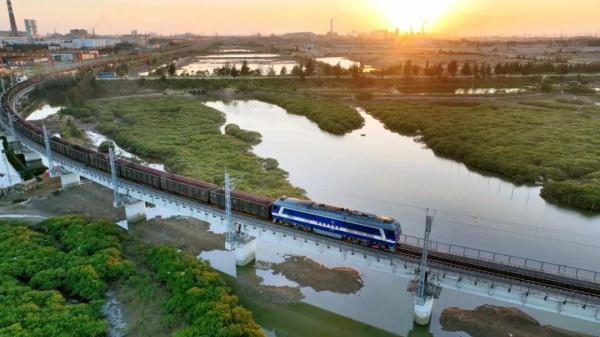 高铁普速同框！网友：高铁是中国速度，普速是中国温度