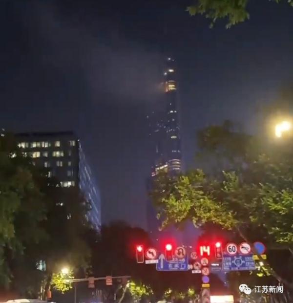 南京紫峰大厦失火了?!真相是…… 南京紫峰大厦失火了?!真相是……