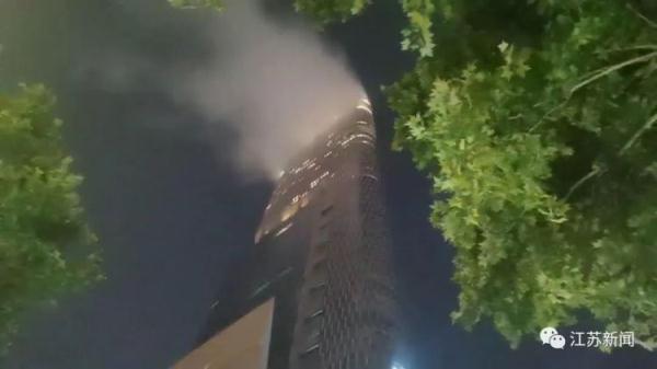 南京紫峰大厦失火了?!真相是…… 南京紫峰大厦失火了?!真相是……