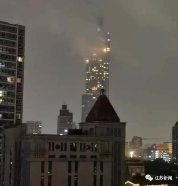 南京紫峰大厦失火了?!真相是…… 南京紫峰大厦失火了?!真相是……