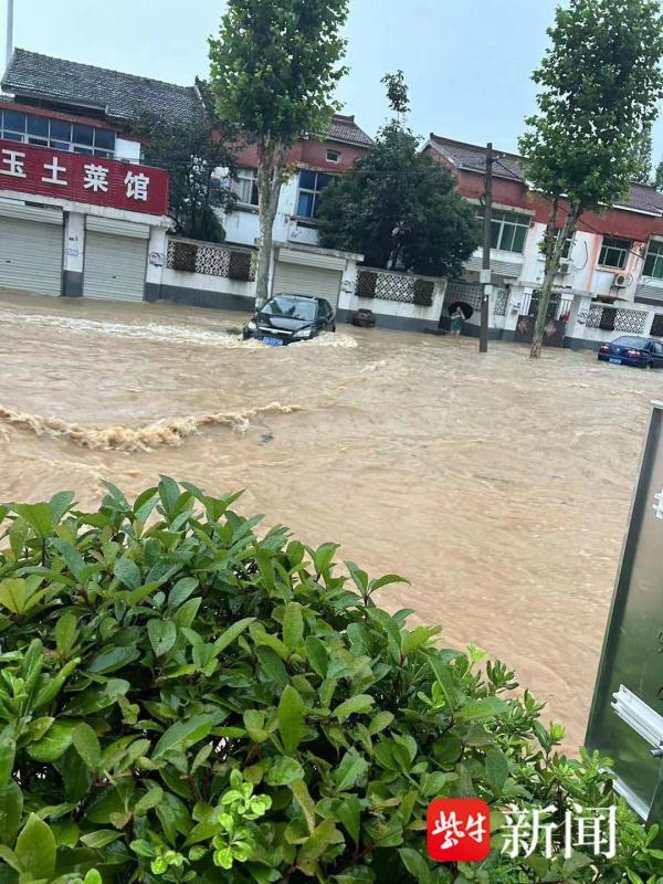 南京汤山遭遇强降雨有小区和村庄被淹,多方力量参与救援后险情顺利解除 南京汤山遭遇强降雨有小区和村庄被淹,多方力量参与救援后险情顺利解除
