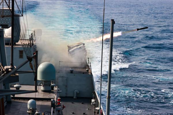 海军护航编队在亚丁湾开展实际使用武器训练 海军护航编队在亚丁湾开展实际使用武器训练