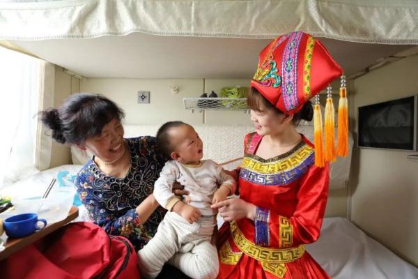 高铁普速同框！网友：高铁是中国速度，普速是中国温度