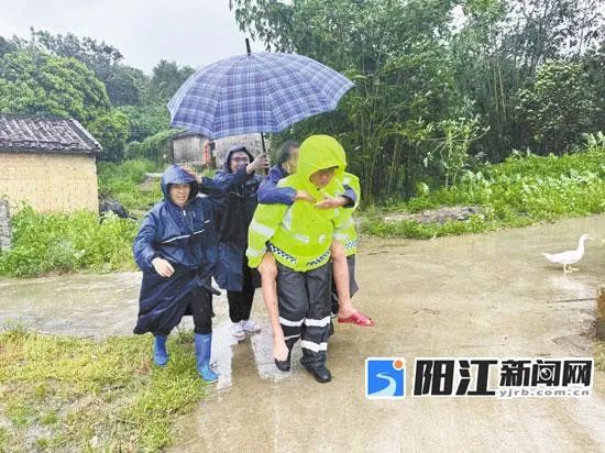 倾力守护！“泰利”来袭，他们不惧风雨逆风而行