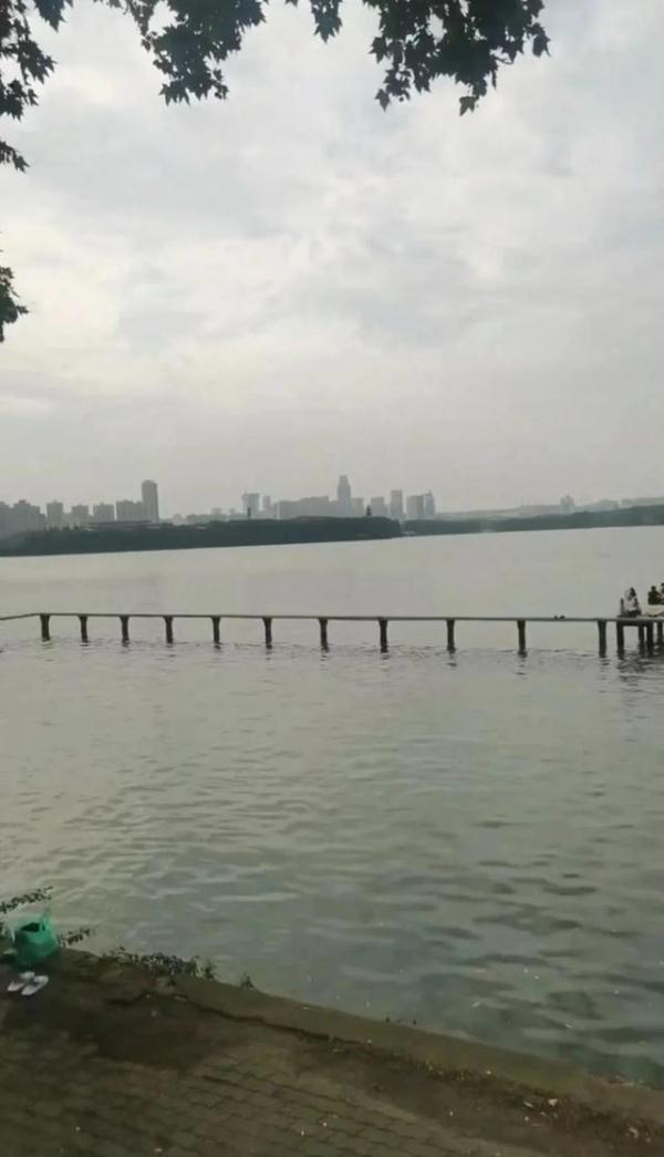 镇江俩民警真赞!出差途中还救个人! 镇江俩民警真赞!出差途中还救个人!