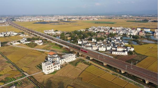 高铁普速同框！网友：高铁是中国速度，普速是中国温度