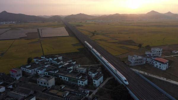 高铁普速同框！网友：高铁是中国速度，普速是中国温度