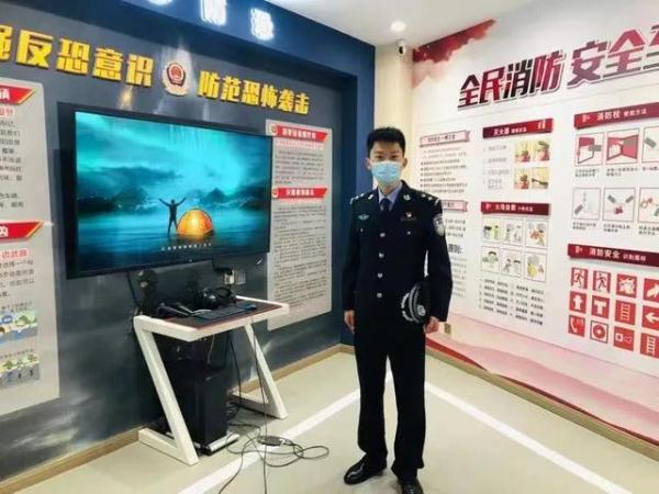 镇江俩民警真赞!出差途中还救个人! 镇江俩民警真赞!出差途中还救个人!