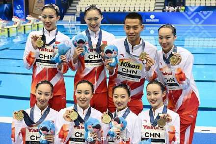 游泳世锦赛中国队再次一天夺三金，中国花游队夺金创历史