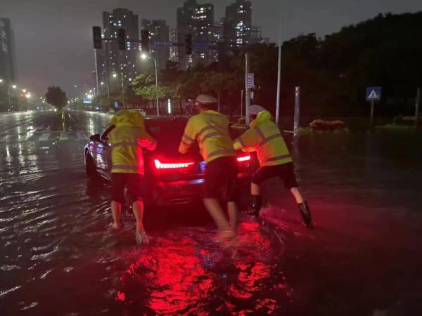 倾力守护！“泰利”来袭，他们不惧风雨逆风而行