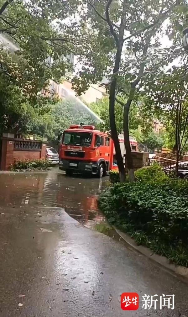 南京汤山遭遇强降雨有小区和村庄被淹,多方力量参与救援后险情顺利解除 南京汤山遭遇强降雨有小区和村庄被淹,多方力量参与救援后险情顺利解除