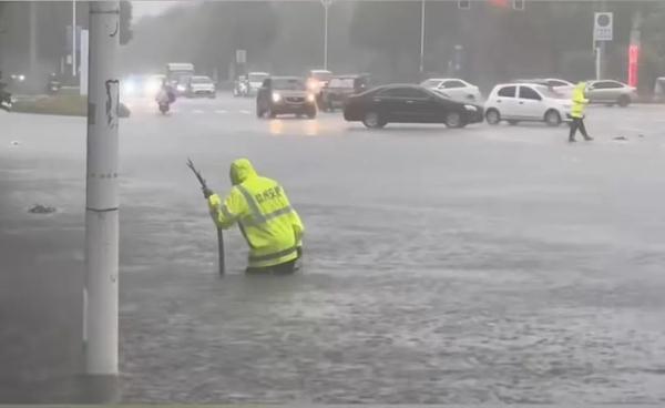 台风“泰利”一路向西已抵达防城港!各地最新救援现场 台风“泰利”一路向西已抵达防城港!各地最新救援现场