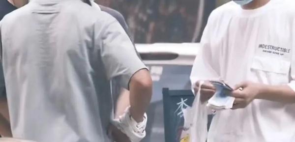 男子捡手机索酬1500元,违法吗? 男子捡手机索酬1500元,违法吗?