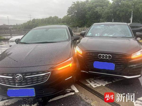 为抢在最后1秒左拐,小轿车路口压黄线强行超车酿事故 为抢在最后1秒左拐,小轿车路口压黄线强行超车酿事故