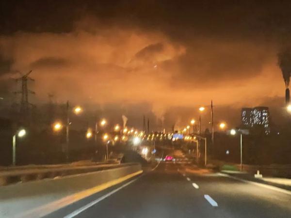 上海深夜天空"云烧起来了"?官方回复→ 上海深夜天空"云烧起来了"?官方回复→