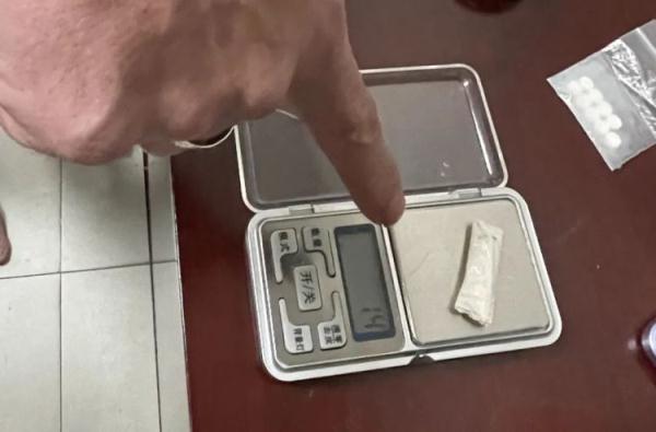 毒品藏在袜子里！港珠澳大桥海关查获一旅客藏匿携带毒品