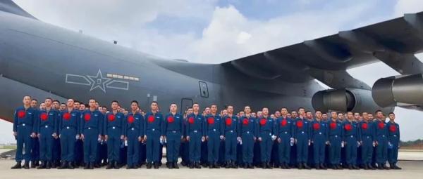 坐着运-20去报到,简直太~酷~啦~ 坐着运-20去报到,简直太~酷~啦~