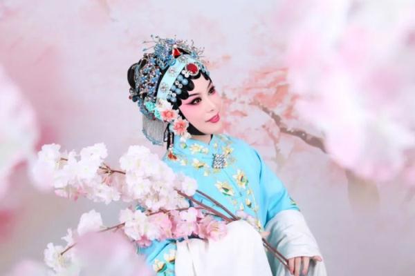 农村女孩为“追星”努力9年 如今她成了偶像同行