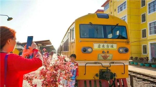 两名游客米轨旁拍照逼停小火车 司机怒斥：“不想活了吗”