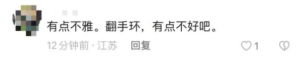 一对男女在地铁打闹？T恤上脏字？女子：个人自由……