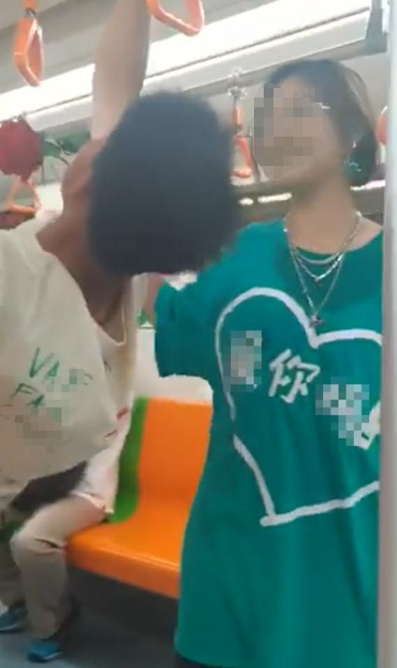 一对男女在地铁打闹？T恤上脏字？女子：个人自由……