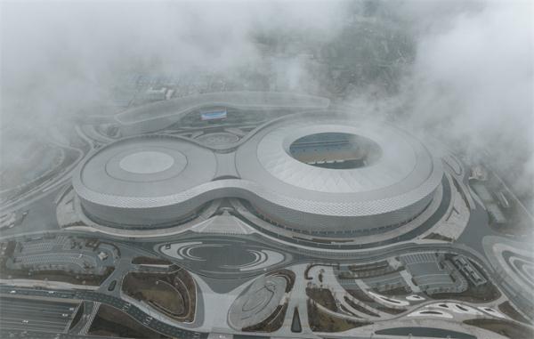 大运酷炫风！打卡极速“冰蓝转换”的凤凰山体育公园