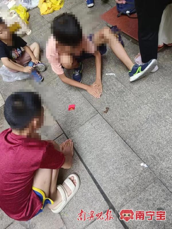 翻垃圾桶、问陌生人要烟盒......孩子沉迷“拍烟牌”引家长担忧