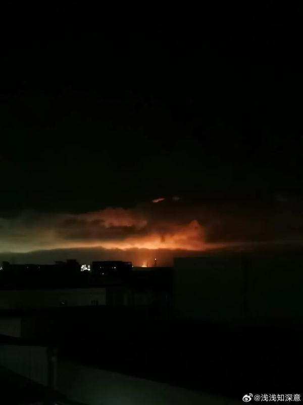 上海深夜天空"云烧起来了"?官方回复→ 上海深夜天空"云烧起来了"?官方回复→