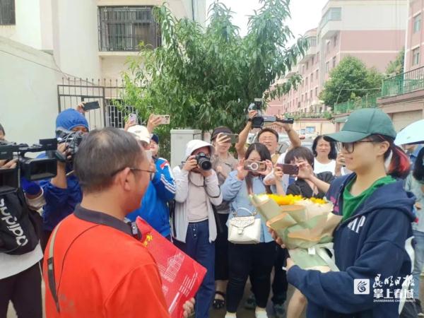 刚刚，昆明首封高考录取通知书送达！她，考上……