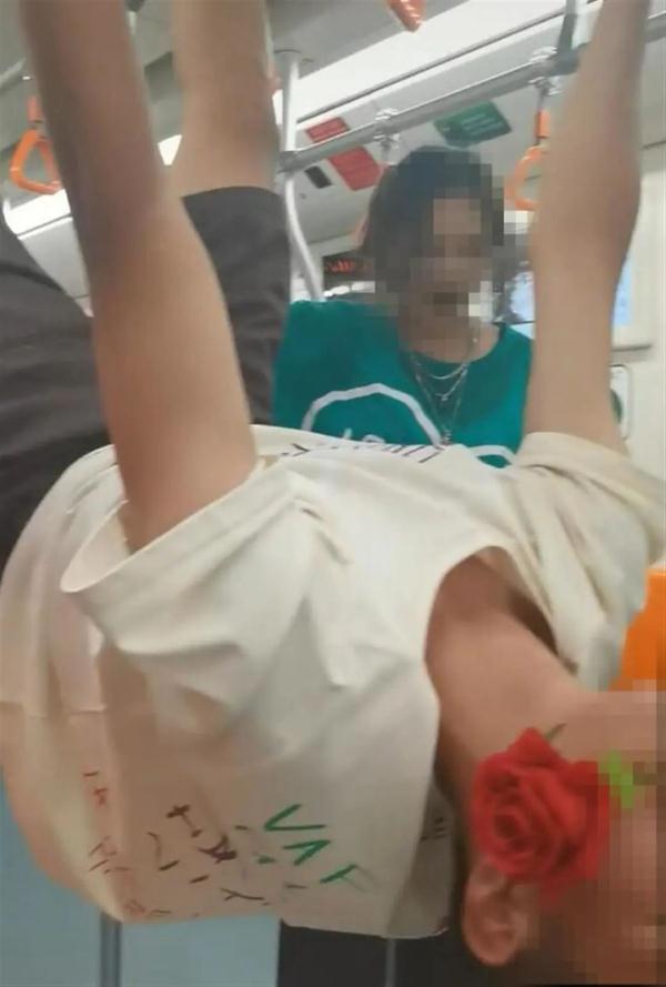 一对男女穿带脏字的衣服在地铁车厢嬉闹？女子：是我的自由！上海地铁回应→