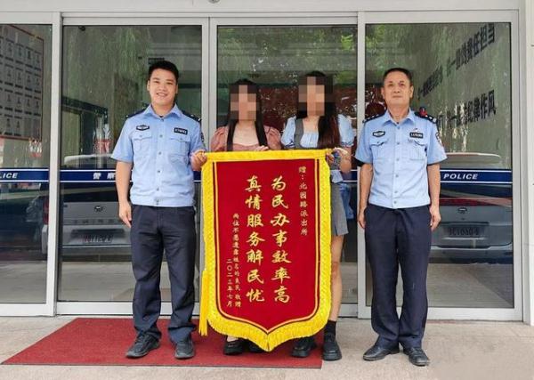 “警察蜀黍，我们男友好像是同一人！”