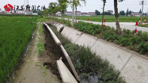 排水渠大面积空鼓坍塌 农田蓄水灌溉成隐忧