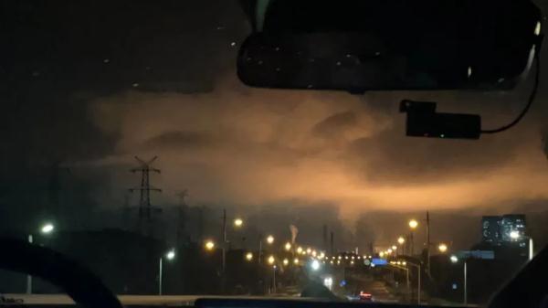 上海深夜天空"云烧起来了"?官方回复→ 上海深夜天空"云烧起来了"?官方回复→