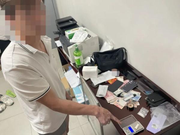 毒品藏在袜子里！港珠澳大桥海关查获一旅客藏匿携带毒品