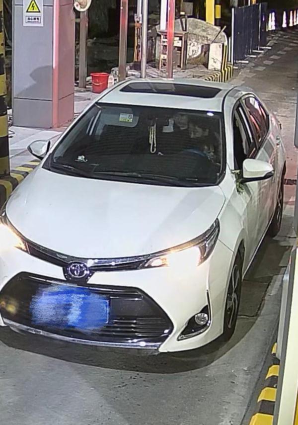 抱着一岁多孩子开车上高速?高速交警:属妨碍安全驾驶行为 抱着一岁多孩子开车上高速?高速交警:属妨碍安全驾驶行为