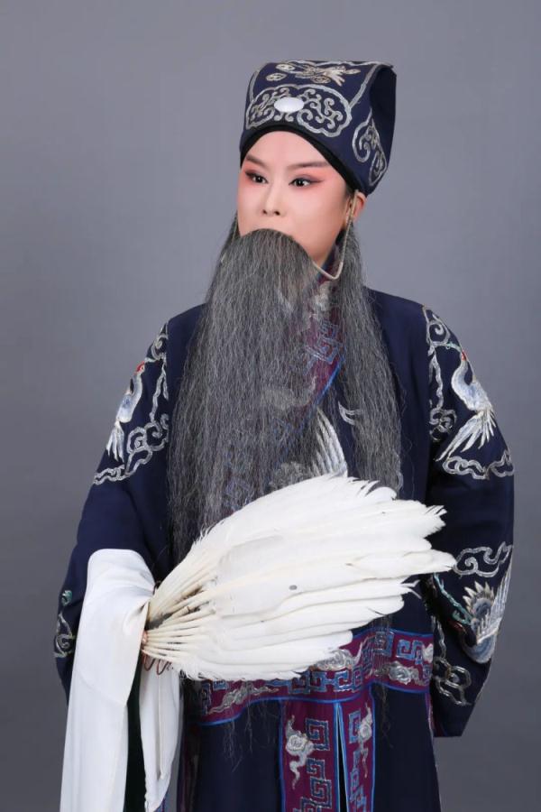 农村女孩为“追星”努力9年 如今她成了偶像同行