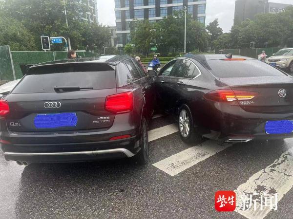 为抢在最后1秒左拐,小轿车路口压黄线强行超车酿事故 为抢在最后1秒左拐,小轿车路口压黄线强行超车酿事故