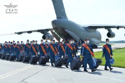 空军多架运20接新录取飞行学员报到
