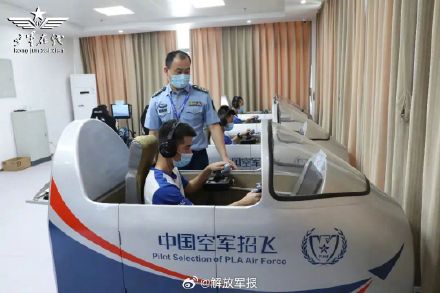 空军多架运20接新录取飞行学员报到