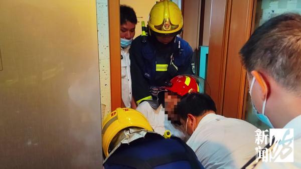 翻窗洗空调外机！上海爷叔高温天摔成骨折，位置尴尬连120都傻眼…