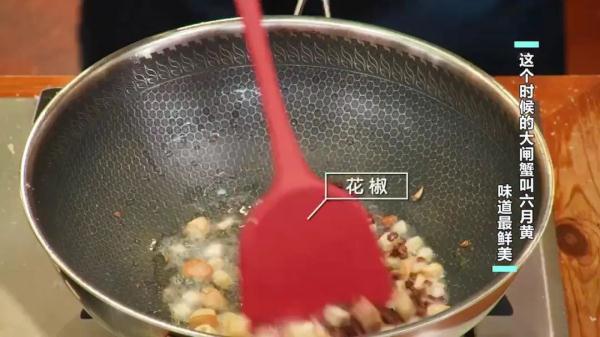 这个时候的大闸蟹叫六月黄，味道最鲜美！