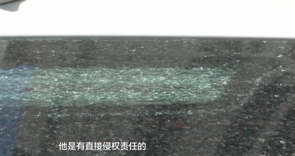 小区高空掉下钢化玻璃,3辆车被砸中!物业:太阳晒裂的 小区高空掉下钢化玻璃,3辆车被砸中!物业:太阳晒裂的
