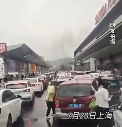 突发！上海虹桥火车站有车辆起火，现场浓烟！