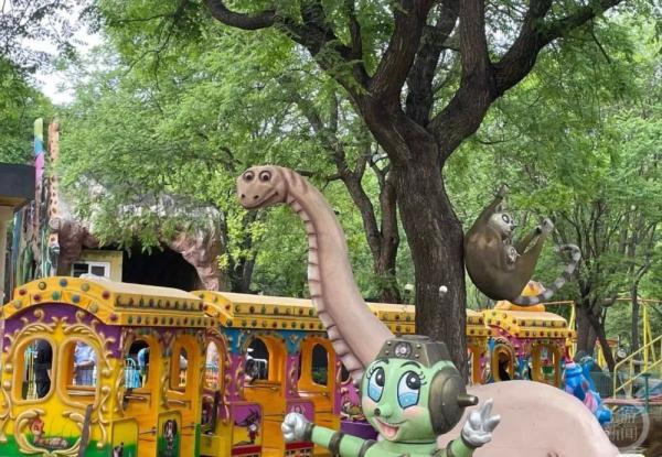 北京朝阳公园卡通雕塑“丑萌”出圈，工作人员都笑了：它们也不丑