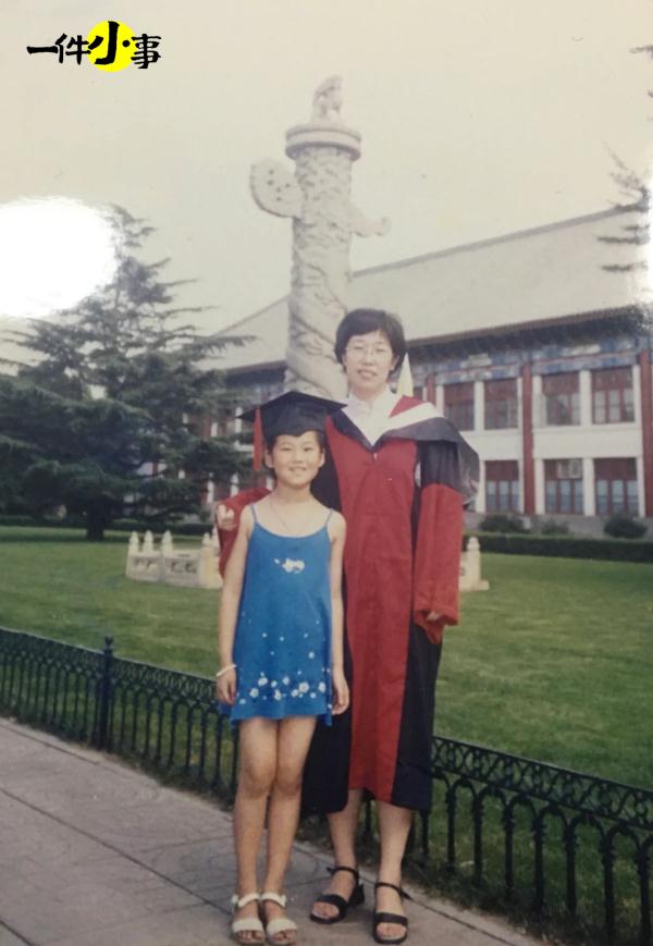 我也穿着学位服和陌生小姑娘合影了